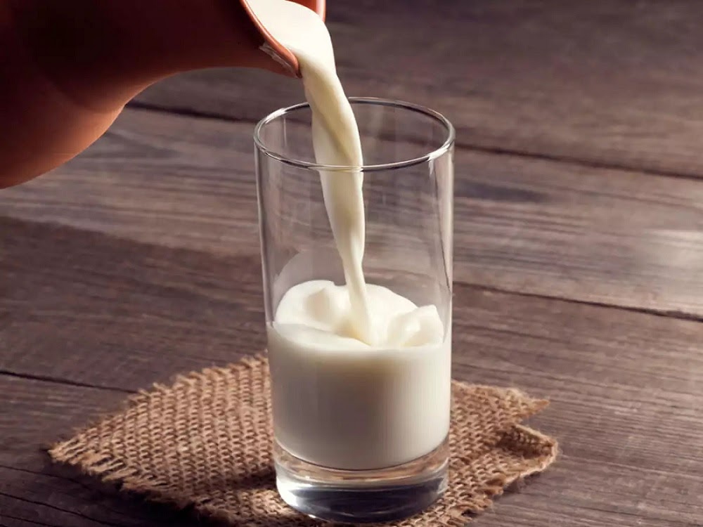 Người bị thoái hóa cột sống nên uống sữa tách béo mỗi ngày